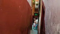 Banyak Pasangan Kekasih Antre Ingin Ciuman di Gang Ini, Kenapa?