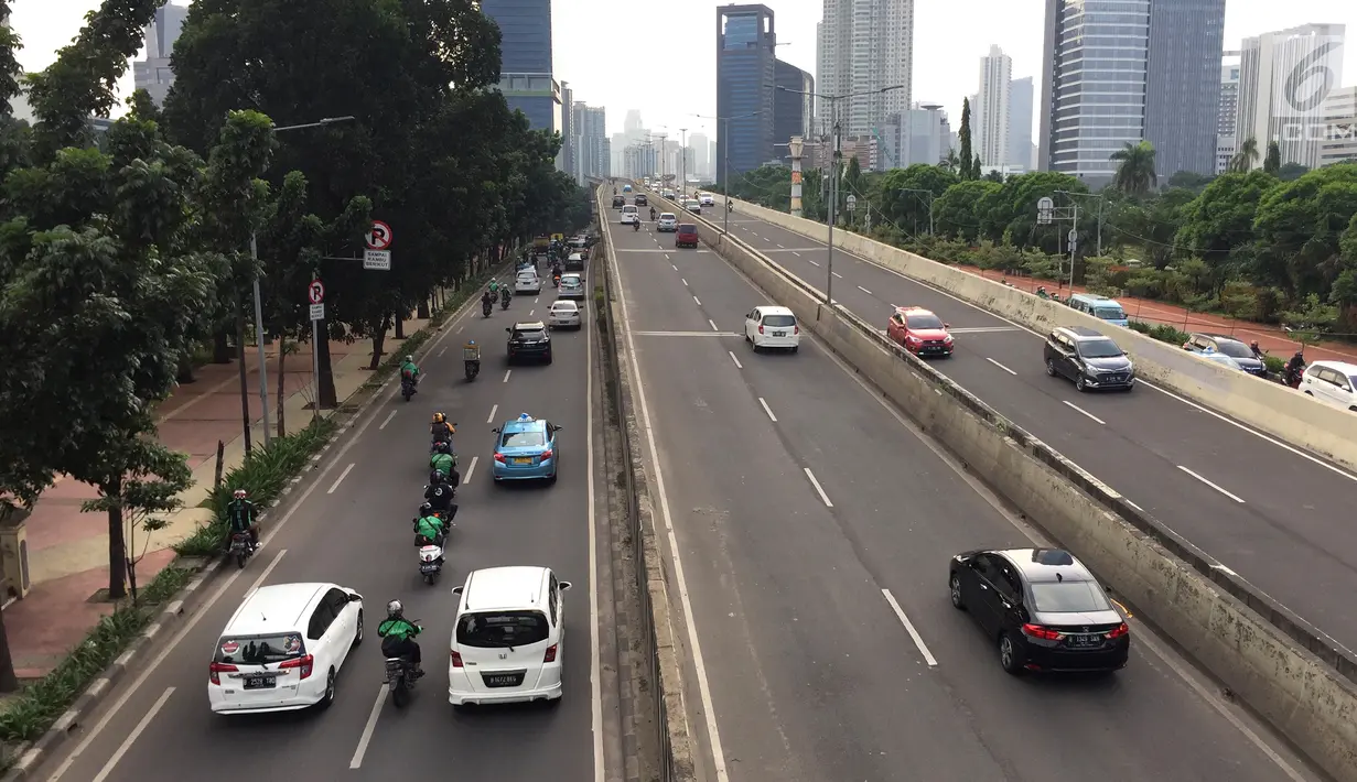 Suasana jalan layang non tol (JLNT) Kampung Melayu-Tanah Abang, Jakarta, Jumat (2/2). Menurut Ellen Tangkudung, kemacetan tetap terjadi karena banyak tujuan pengendara yang ada di bawah jalan layang. (Liputan6.com/Immanuel Antonius)