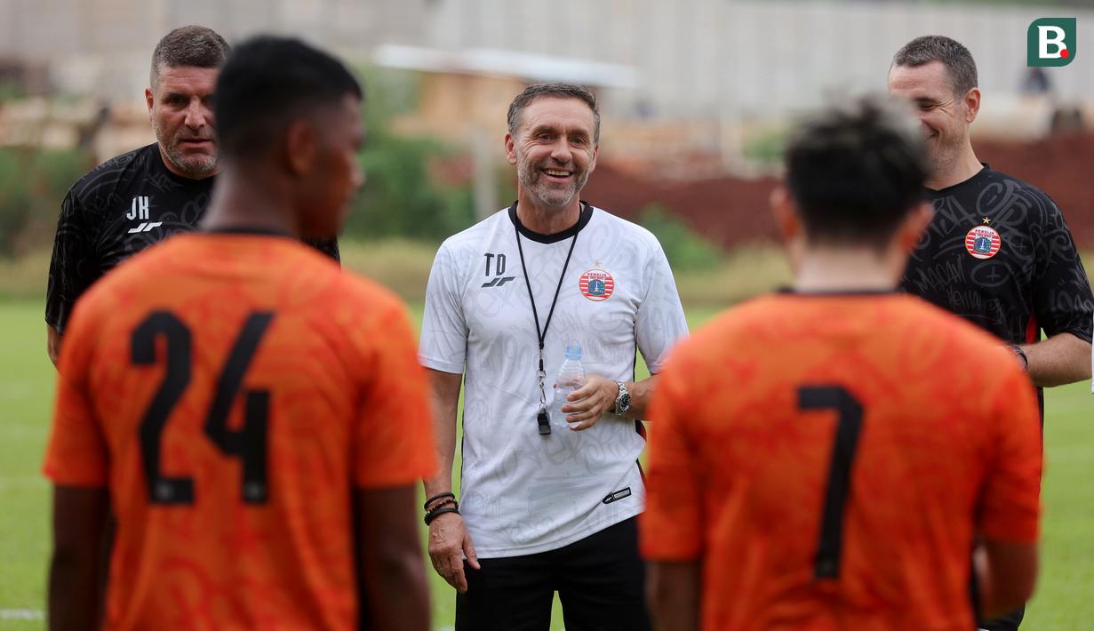 <p>Pelatih Persija Jakarta, Thomas Doll, tersenyum saat berbincang dengan Ryo Matsumura sesi latihan di Nirwana Park, Sawangan, Depok, Rabu (31/5/2023). Pemain asal Jepang itu didatangkan Macan Kemayoran dari Persis Solo dan diikat dengan kontrak berdurasi tiga musim. (Bola.com/M Iqbal Ichsan)</p>