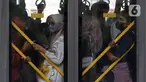 Pengguna Transjakarta menggunakan masker saat berada di dalam bus di kawasan Bundaran Hotel Indonesia Jakarta, Sabtu (10/6/2023). Pemerintah melalui Satgas Penanganan Covid-19 resmi mencabut aturan kewajiban menggunakan masker di semua ruang publik per Jumat (9/6). (Liputan6.com/Helmi Fithriansyah)