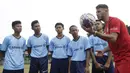 Legenda Bayern Munchen, Martin Demichelis, memberikan coaching clinic kepada pesepak bola muda di Lapangan PSPT Tebet, Jakarta, Minggu (23/6). Acara ini merupakan rangkaian Allianz Explorer Camp 2019. (Bola.com/Vitalis Yogi Trisna)