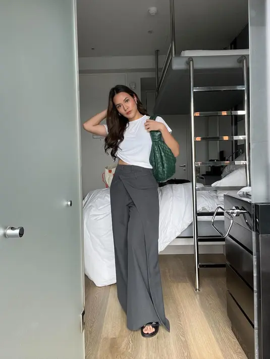 <p>Untuk tampil minimalis tentu tidak perlu repot. Dengan kaos dan loose pants ala Raisa sangta cocok digunakan untuk kegiatan sehari-hari. [Instagram/raisa6690]</p>