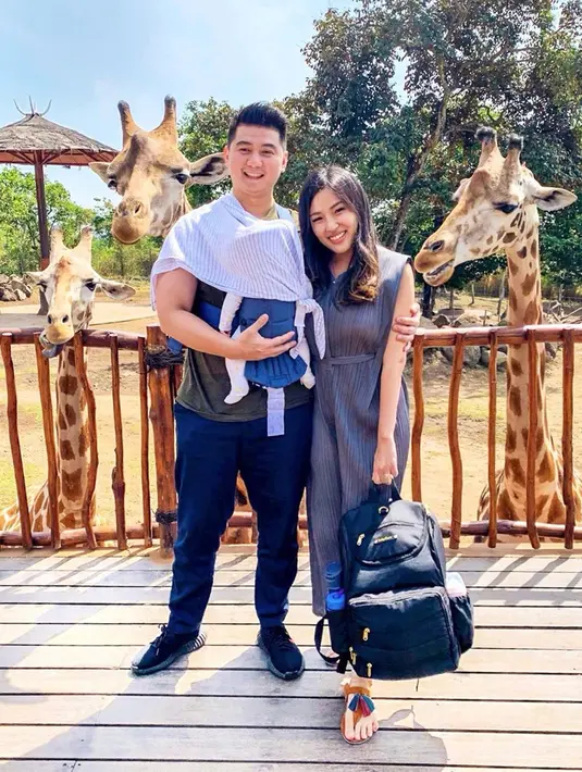 Chef Arnold dan istri pun nampak kompak merawat bayi Arthur. Memasuki usia lima bulan, Chef Arnold dan istri suka membagikan kebersamaan ketiganya di Instagram. Bahkan baby Arthur memiliki akun Instagram sendiri. Ketiganya pun terlihat hangat dan penuh kasih. (Liputan6.com/IG/@tiffanysoetanto)