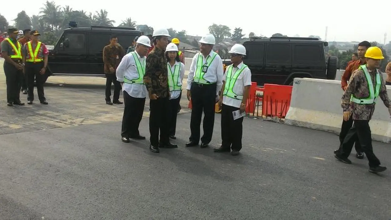 Presiden Joko Widodo memulai kegiatan hari ini dengan blusukan ke lokasi pembangunan tol Bekasi-Cawang-Kampung Melayu (Becakayu). (Foto: Ahmad Romadoni/Liputan6.com)