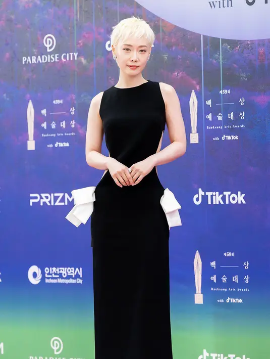 Rekan se-geng Lim Ji Yeon di The Glory, Kim Hieora curi atensi dengan potongan rambut pixie dan cut-out dress berwarna hitam.  [Foto: Twitter/theseoulstory].