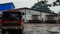 Petugas pemadam kebakaran diterjunkan untuk membantu penanganan kebocoran gas pabrik es di kawasan Koang Jaya, Kecamatan Karawaci, Kota Tangerang, Banten.