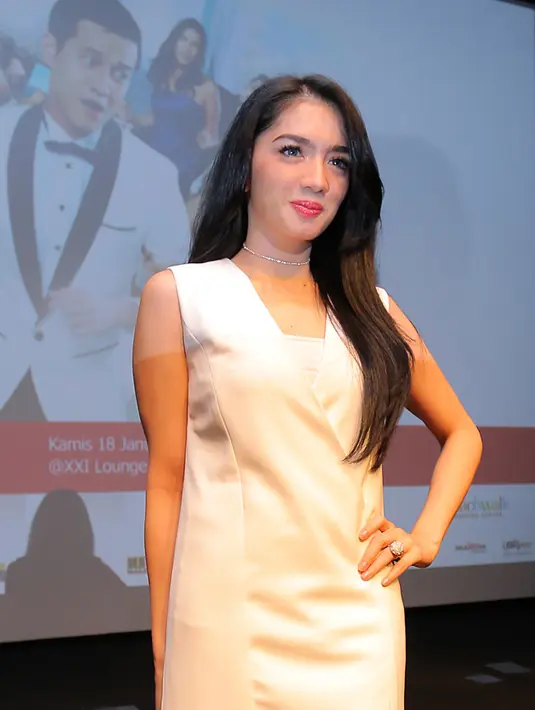 "Yang pasti saat ini aku bahagia, aku happy. Dan lebih bersyukur, lebih dewasa sih, lebih hati-hati ya (dalam memilih pasangan)," ujar pemeran sinetron Surga yang Ke-2 itu. (Deki Prayoga/Bintang.com)