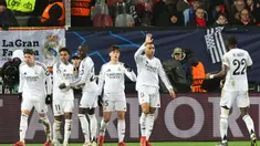 Penyerang Real Madrid, Rodrygo (kedua kiri) melakukan selebrasi dengan rekan setimnya setelah mencetak gol keduanya pada laga matchday 8 League Phase Liga Champions 2024/2025 melawan Stade Brestois 29 (Brest) yang digelar di Stade de Roudourou, Prancis, Rabu 29 Januari 2025 waktu setempat atau Kamis (30/1/2025) dini hari WIB. (FRED TANNEAU/AFP)