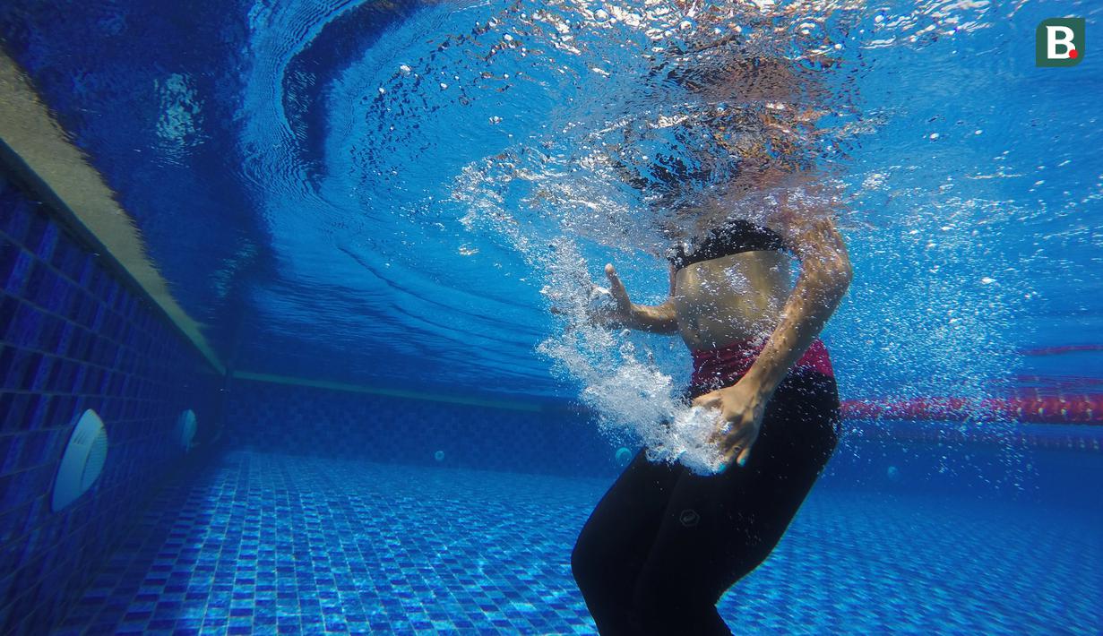 Atlet lompat jauh Indonesia, Maria Londa, berlari di air saat latihan fisik di Hotel Century Senayan, Jakarta, Jumat (11/5/2018). Latihan ini merupakan persiapan jelang Asian Games XVIII. (Bola.com/Vitalis Yogi Trisna)