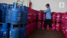 Petugas menata tabung gas LPG non-subsidi di sebuah agen gas di kawasan Jakarta, Kamis (30/12/2021). Pertamina memastikan stok LPG nasional, baik LPG PSO maupun Non PSO, dalam kondisi aman menjelang pergantian Tahun Baru 2022. (Liputan6.com/Angga Yuniar)