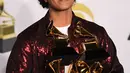 Penyanyi R&B, Bruno Mars berpose dengan trofi Grammy Awards 2018 di New York City, Minggu (28/1). Menang di seluruh kategori yang menominasikan dirinya, Bruno menjadi artis yang memborong Grammy paling banyak malam itu. (AFP PHOTO/Don EMMERT)