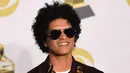 Penyanyi R&B, Bruno Mars berpose dengan trofi Grammy Awards 2018 di New York City, Minggu (28/1). Menang di seluruh kategori yang menominasikan dirinya, Bruno menjadi artis yang memborong Grammy paling banyak malam itu. (AFP PHOTO/Don EMMERT)