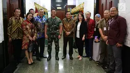 Jajaran SCM/Emtek Group foto bersama dengan Kepala Staf TNI Angkatan Darat (KASAD) Andika Perkasa usai silaturahmi di Mabes AD, Jakarta, Kamis (26/9/2019). Silaturahmi untuk memelihara dan kembali membangun kerjasama antara Emtek dan Mabes AD. (Liputan6.com/Herman Zakharia)