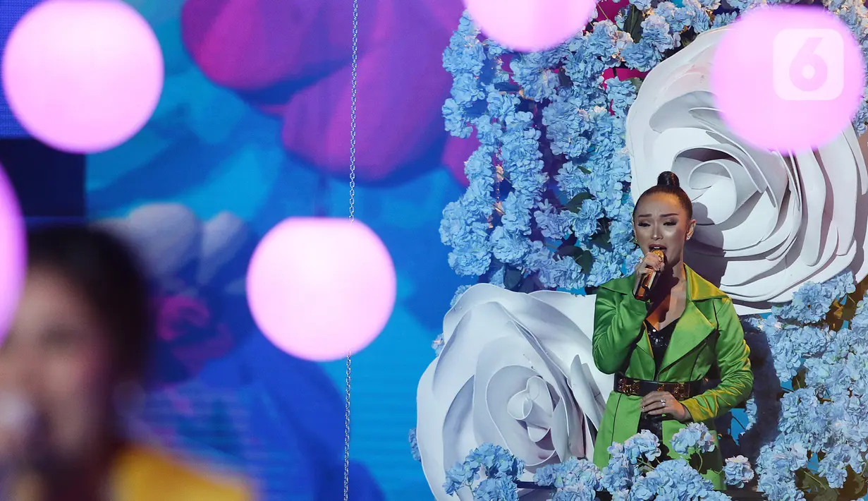 Penampilan pedangdut Zaskia Gotik saat konser Pesta Perak 25 Indosiar di Jakarta, Minggu (12/1/2020). Konser Pesta Perak 25 Indosiar menghadirkan deretan musisi kenamaan Tanah Air. (Liputan6.com/Herman Zakharia)