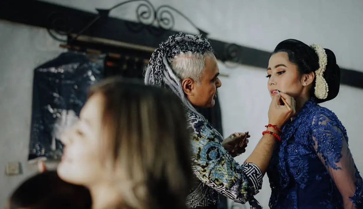 Ini adalah potret Tedak Siten anak pertama Ardina Rasti pada tahun 2019 lalu. Pakai kebaya warna biru tua, penampilan Ardina Rasti bikin pangling. Wajahnya dipoles oleh MUA Hendro Sudarta, Ardina Rasti tampil cantik dan berbeda. Dalam keterangan unggahannya di Instagram, istri Arie Dwi Andhika ini ungkap jika Hendro Sudarta selalu meluangkan waktu untuk memoles wajah artis sekaligus penyanyi itu. (Liputan6.com/IG/@ardinarasti6)