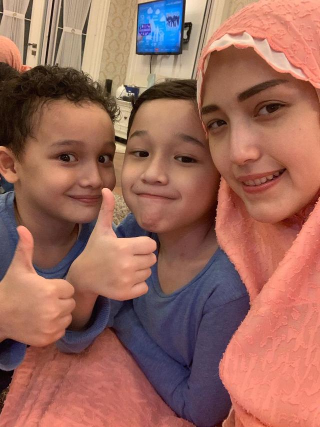 Potret Gemas Anak Seleb Ikut Ibadah Sholat Tarawih