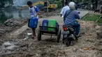Penjual air bersih mengantarkan air ke Rusun Sidang, Jakarta, Senin (22/9/14). (Liputan6.com/Faizal Fanani)