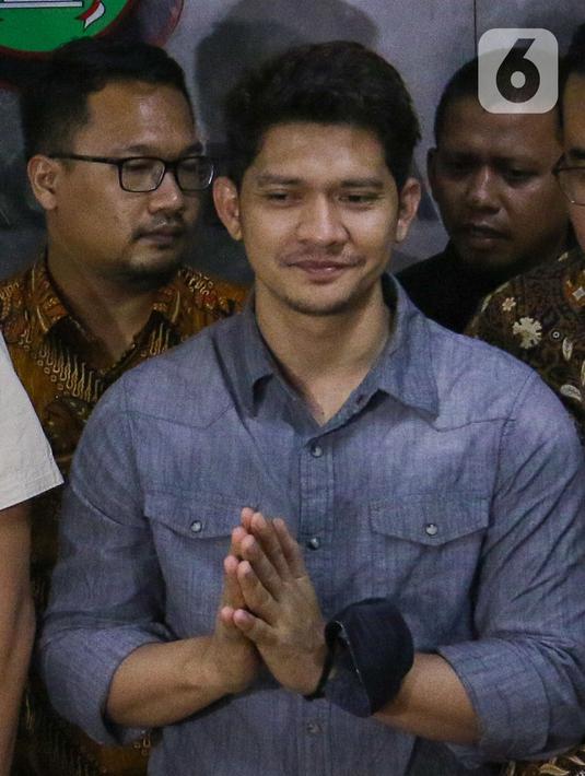 Aktor Iko Uwais menemui awak media seusai menjalani pemeriksaan di Polres Bekasi, Jumat (17/6/2022). Iko Uwais enggan berkomentar banyak terkait materi penyidikan selama menjalani pemeriksaan di Sat Reskrim Polres Metro Bekasi Kota. (Liputan6.com/Herman Zakharia)