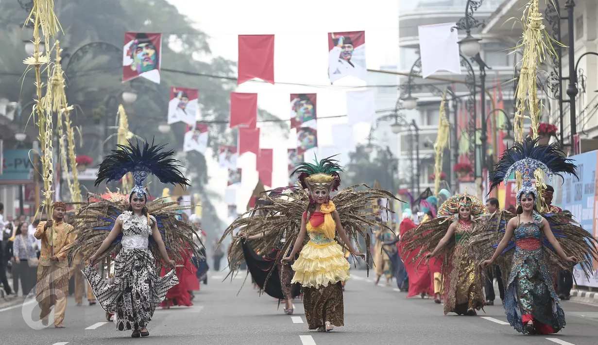 Parade kostum seni budaya menuju Gedung Merdeka, Bandung, Jawa Barat, (1/6/2016). Kegiatan ini untuk memperingati momen bersejarah bangsa Indonesia yakni lahirnya Pancasila dan pidato Bung Karno, Presiden Indonesia Pertama. (Liputan6.com/Faizal Fanani)