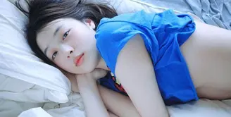 Publik Korea Selatan dihebohkan dengan foto Sulli yang terlihat bermalas-  malasan di tempat tidur. Ia tampil seksi dengan kaus warna biru, dirinya   sengaja memperlihatkan perutnya yang rata. (Foto: koreaboo.com)
