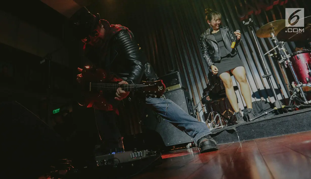 Gitaris Aria Baron tampil dalam konser Tribute to Guns N' Roses ‘Not In This Lifetime Tour’ di Hard Rock Cafe, Jakarta, Kamis (13/9). Acara itu digelar menjelang konser band rock legendaris, Guns N Roses pada November 2018. (Liputan6.com/Faizal Fanani)