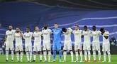 Sejumlah pemain Real Madrid memberikan penghormatan terakhir untuk para korban tragedi Kanjuruhan dengan melakukan minute of silence atau mengheningkan cipta dalam laga pekan ketujuh La Liga Spanyol, Senin (3/10/2022). (AFP/Javier Soriano)