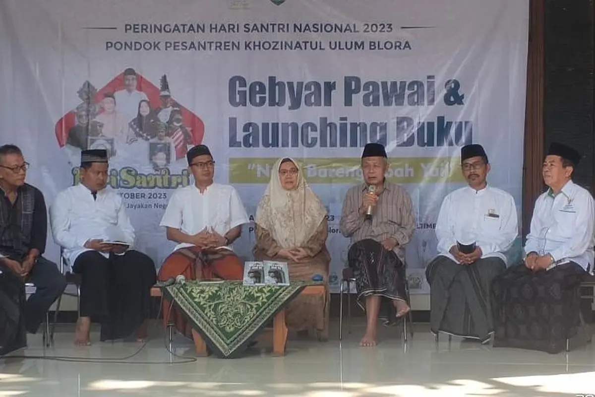 Peluncuran Buku 'Ngaji Bareng Abah Yai Muharror Ali' di Ponpes Khozinatul Ulum, Blora pada momen hari Santri, Minggu, 22 Oktober 2023. (Foto: Liputan6.com/Ahmad Adirin)