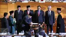 Ade Komaruddin menandatangi surat pengangkatan dirinya sebagai Ketua DPR yang baru, Jakarta, Senin (11/01/2016). Ade dilantik untuk menggantikan Setya Novanto yang mundur dari kursi Ketua DPR. (Liputan6.com/Johan Tallo)