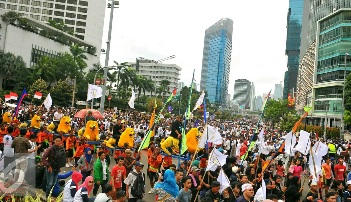 Sejumlah kesenian daerah ikut meramaikan aksi damai 'Kita Indonesia' di Bundaran HI, Jakarta, Minggu (4/12). Aksi tersebut adalah acara perayaan kegembiraan atas keberagaman dan kebangsaan Indonesia. (Liputan6.com/Angga Yuniar)