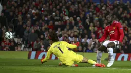 Striker Manchester United, Romelu Lukaku, melepaskan tendangan ke gawang Benfica pada laga Liga Champions di Stadion Old Trafford, Selasa (31/10/2017). Manchester United menang  2-0 atas Benfica. (AP/Dave Thompson)