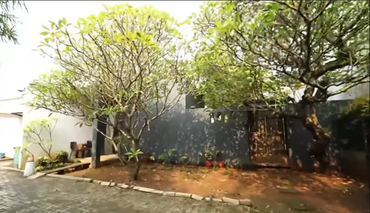 15 Potret Rumah Iwa K (Youtube/ TRANS7 OFFICIAL)