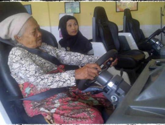 Aksi Nenek Menyetir Mobil (Simulator)