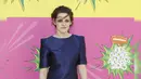 Kristen Stewart tampil dengan atasan dan celana pendek yang matching. Tatanan rambutnya dikepang berantakan yang membuatnya tampil muda dan seru. Ia memadankan dengan heels hitam agar tetap tampak anggun. (www.ibtimes.co.uk)