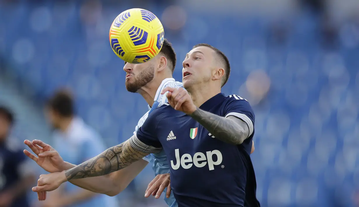 Gelandang Juventus, Federico Bernardeschi (kanan) berebut bola dengan pemain Lazio, Wesley Hoedt, dalam lanjutan Liga Italia Serie A di Stadion Olimpico, Roma, Minggu (8/11/2020). Juventus bermain imbang 1-1 dengan Lazio. (AP Photo/Andrew Medichini).