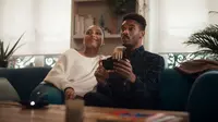 Cuplikan iklan Motorola yang menyindir Samsung. (Foto: Motorola)