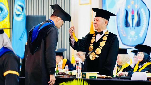 6 Potret Hengky Kurniawan dan Sonya Fatmala Wisuda Bareng, Sempat Lama Tertunda