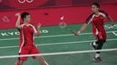 Sejak awal gim pertama, Hendra Setiawan/Mohammad Ahsan langsung tancap gas hingga unggul 11-5 di interval gim pertama. Dengan kombinasi pukulan yang beragam, mereka mampu membongkar pertahanan ganda Kanada hingga sukses menutup gim pertama 21-12. (Foto: AP/Markus Schreiber)