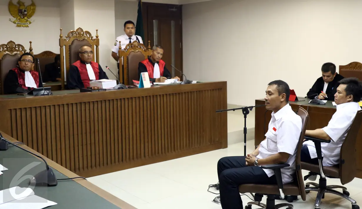 Dua terdakwa Setiyardi Budiono dan Darmawan Sepriyossa saat menjalani sidang di gedung PN Jakarta Pusat, Selasa (17/5). Sidang perdana perkara dugaan pencemaran nama baik Jokowi oleh Tabloid Obor Rakyat.(Liputan6.com/Helmi Afandi) 