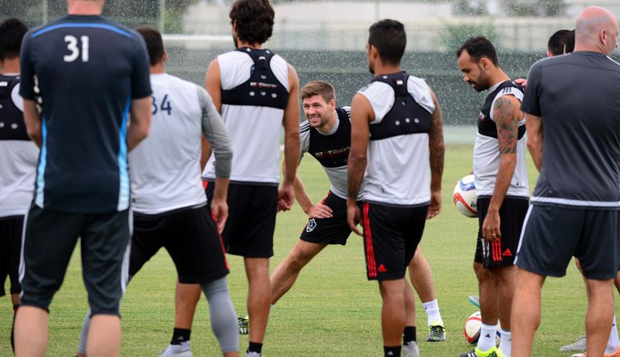 Mantan Kapten Liverpool dan Timnas Inggris, Steven Gerrard, mengikuti sesi latihan perdana LA Galaxy di Carson, California, AS. Rabu (8/7/2015) pagi WIB. (AFP PHOTO/Frederic J. Brown)