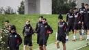 Pertarungan kedua tim ini akan menjadi ajang pembuktian bagi kedua tim yang memiliki ambisi besar di kompetisi paling bergengsi Eropa. Tampak dalam foto, penyerang SL Benfica asal Yunani, Vangelis Pavlidis (tengah) bersama rekan-rekan setimnya berjalan untuk sesi latihan menjelang leg pertama play-off Liga Champions 2025/2026 melawan Real Madrid di Kampus Benfica, Seixal, pinggiran Lisbon, Portugal, pada Senin 16 Februari 2026. (PATRICIA DE MELO MOREIRA/AFP)