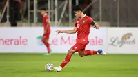 Pemain Timnas Indonesia U-20, Muhammad Ferarri menendang bola pada laga International Friendly Match U-20 melawan Selandia Baru di Stadion Utama Gelora Bung Karno (SUGBK), Jakarta, Minggu (19/02/2023). (Bola.com/Ikhwan Yanuar)