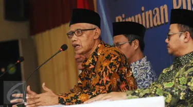 Ketua Umum PP Muhammadiyah, Haedar Nashir (kiri) memberi jawaban usai pembacaan pernyataan sikap organisasi terhadap Pilkada Serentak 15 Februari di Jakarta, Senin (13/2). Ada tujuh butir pernyataan sikap PP Muhammadiyah. (Liputan6.com/Helmi Fithriansyah)