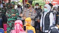 Gubernur Jatim  Khofifah Indar Parawansa meninjau vaksinasi di Sampang. (Dian Kurniawan/Liputan6.com)