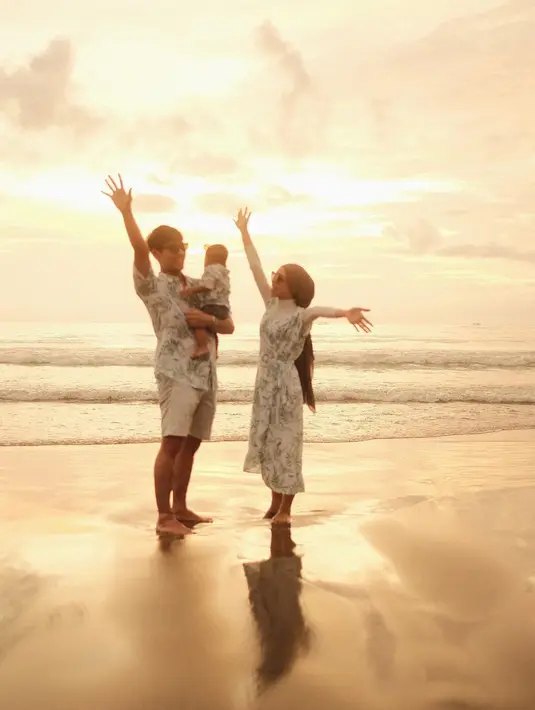 Sementara Billar dan Fatih kompak pakai kemeja bermotif yang dipadu celana pendek. @rizkybillar @lestykejora.