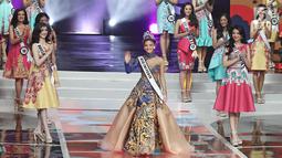 Miss Universe 2017 Demi-Leigh Nel-Peters saat malam puncak pemilihan Puteri Indonesia 2018, Jakarta, Jumat (9/3). Selain Demi Leigh turut hadir Miss International 2017, Kevin Lilliana dan Miss Supranational 2017, Jenny Kim. (Liputan6.com/Herman Zakharia)