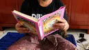 Seorang santri saat membaca Al-Qur’an di Kompleks Ruko Pasar Cimanggis Ciputat Blok C No: 27, Ciptata, Tangerang Selatan. (merdeka.com/Arie Basuki)