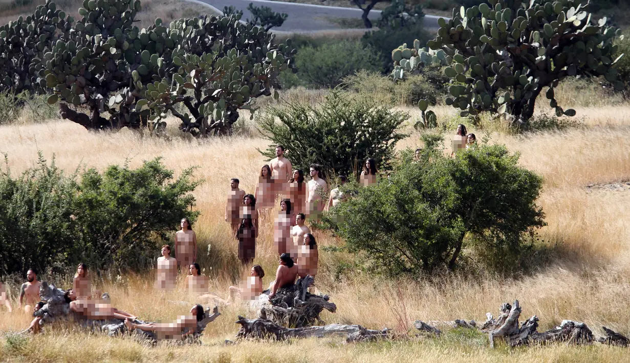 Sejumlah model bersiap untuk pemotretan instalasi seni 'Inversion' di San Miguel de Allende, Meksiko, Sabtu (28/10). Spencer Tunick membuat karya fotografi untuk memperingati perayaan hari kematian dan festival 'La Calaca'. (REUTERS/Edgard Garrido)
