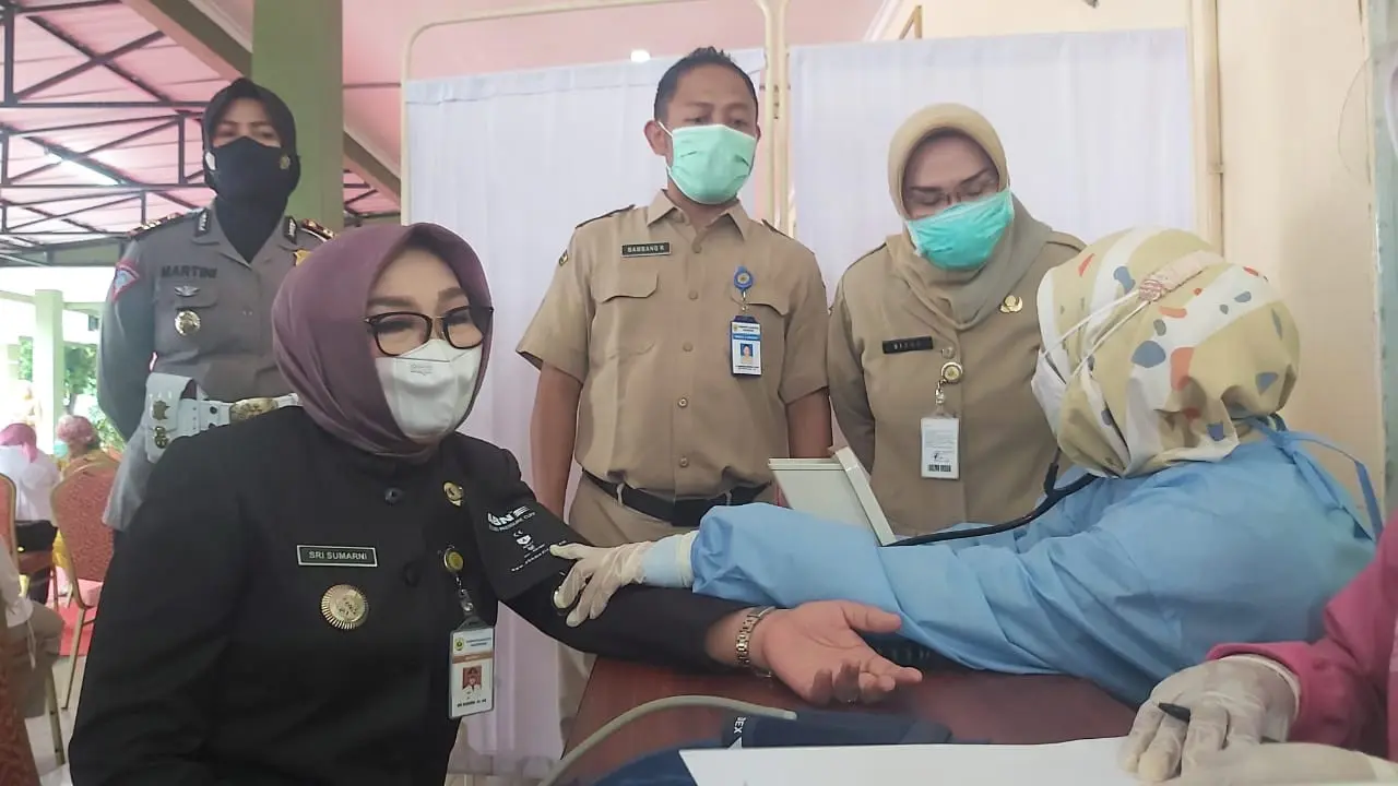 Bupati Grobogan, Sri Sumarno gagal vaksin Covid-19 karena tensi darah tinggi yang mungkin disebabkan, seperti diakuinya, takut disuntik. (Foto: Liputan6.com/Felek Wahyu)