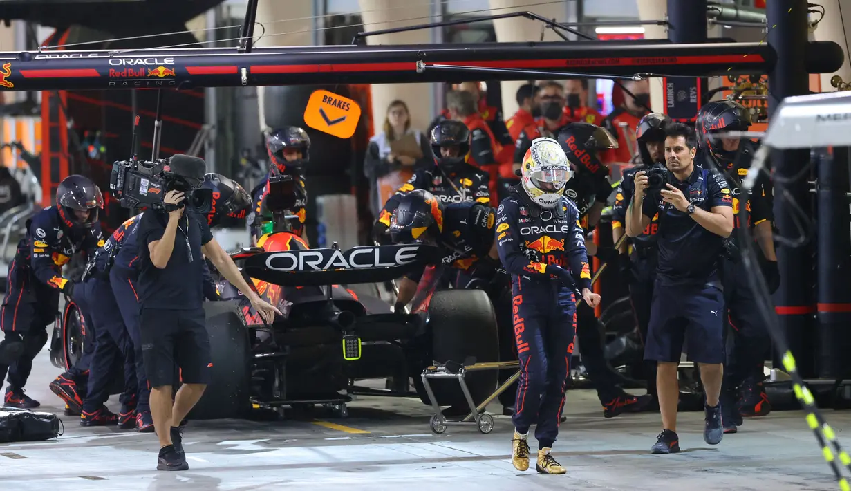 Juara bertahan, Max Verstappen, gagal finis akibat masalah pada kemudi dan juga baterai pada Lap 55 yang membuat dirinya tidak dapat menyelesaikan balapan. (AFP/Guiseppe Cacace)