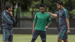 Pelatih Timnas Indonesia, Luis Milla, berdiskusi dengan pemainnya, Bagas Adi, usai latihan di Lapangan ABC Senayan, Jakarta, Jumat (19/1/2018). Pemusatan latihan ini dilakukan jelang Asian Games 2018. (Bola.com/Vitalis Yogi Trisna)